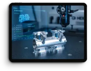Tablet zeigt die Vermessung eines Aluminium-Frästeils mit einem Messtaster