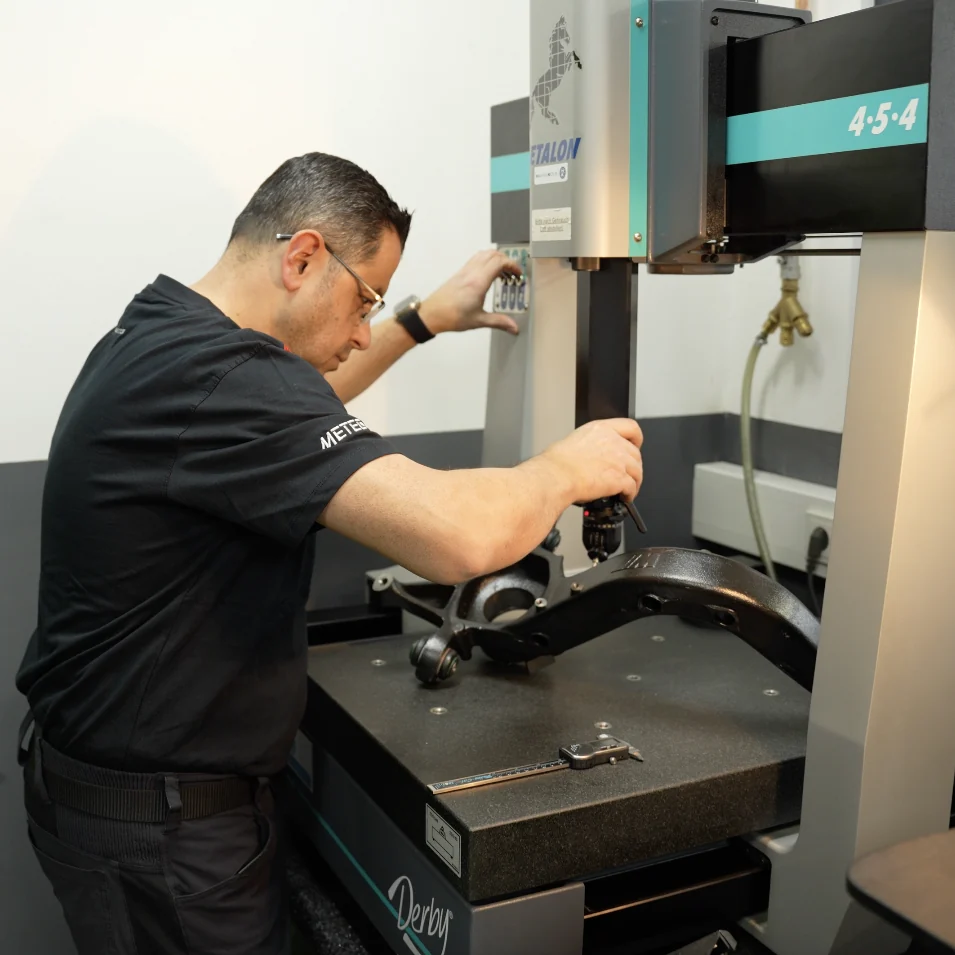 Mitarbeiter vermisst ein Bauteil an der Koordinatenmessmaschine
