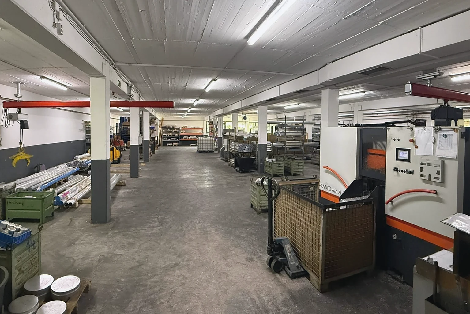 Halle von METEC mit Materiallager und KASTO-Bandsäge